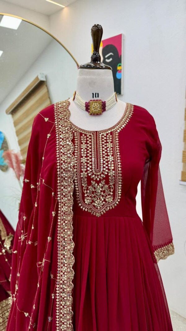 GOWN - Image 4